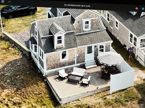 Charming 2-bedroom cottage in Kennebunk with AC and deck.