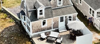 Charming 2-bedroom cottage in Kennebunk with AC and deck.