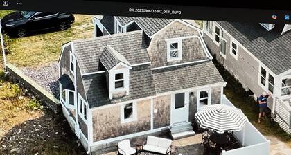 Charming 2-bedroom cottage in Kennebunk with AC and deck.