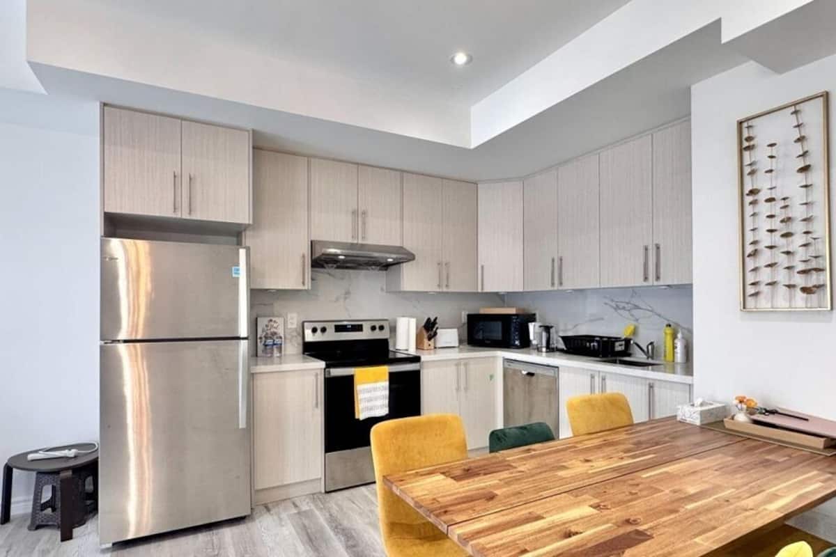 Refrigerador con freezer, microondas, horno, placa de cocina