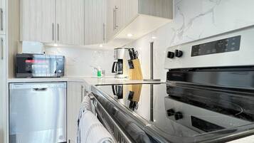 Full-sized fridge, microwave, oven, stovetop