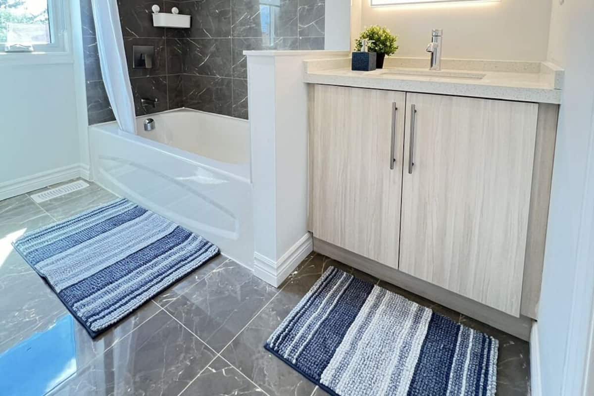 Artículos de tocador gratuitos, secador de pelo, toallas, jabón