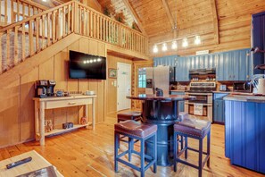 Fridge, microwave, stovetop, dishwasher - Soak in Hot Tub, Explore Outdoors: Cleveland Cabin (Cleveland)