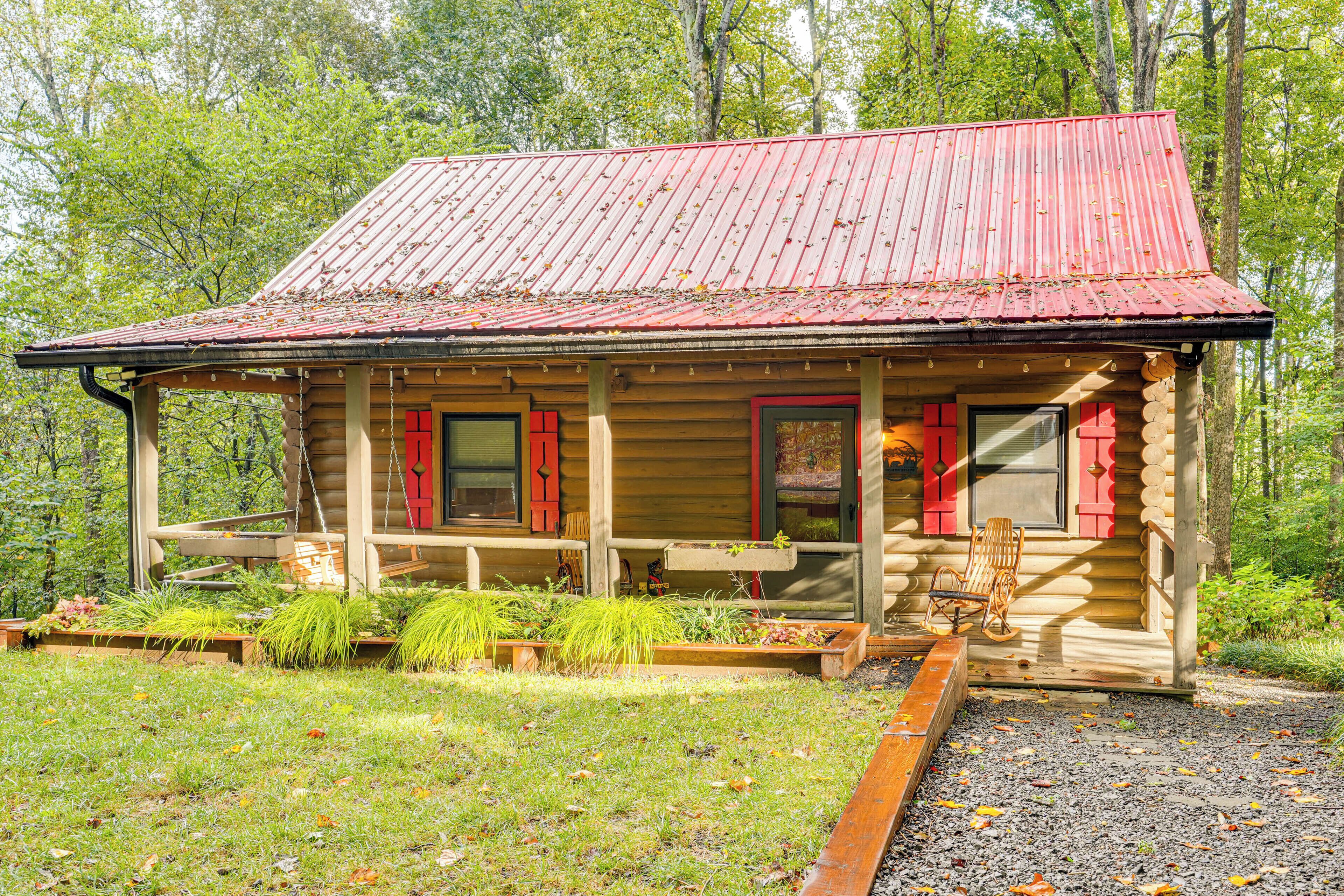 Cleveland Vacation Rental | 2BR | 1BA | 1 Step Required | 900 Sq Ft