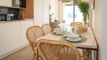 Apartamento con terraza y piscina privada | Private kitchenette | Coffee/tea maker