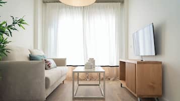 Apartamento con terraza y piscina privada | Wohnbereich | Smart-TV