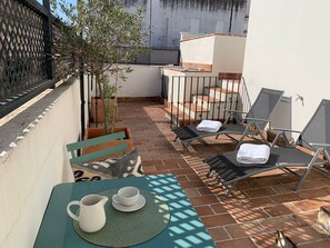 Apartamento con terraza y piscina privada | Insonorización, tabla de planchar con plancha y wifi gratis 