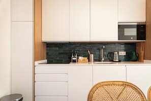 Apartamento con terraza y piscina privada | Insonorización, tabla de planchar con plancha y wifi gratis 