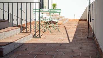 Apartamento con terraza y piscina privada | Terrace/patio