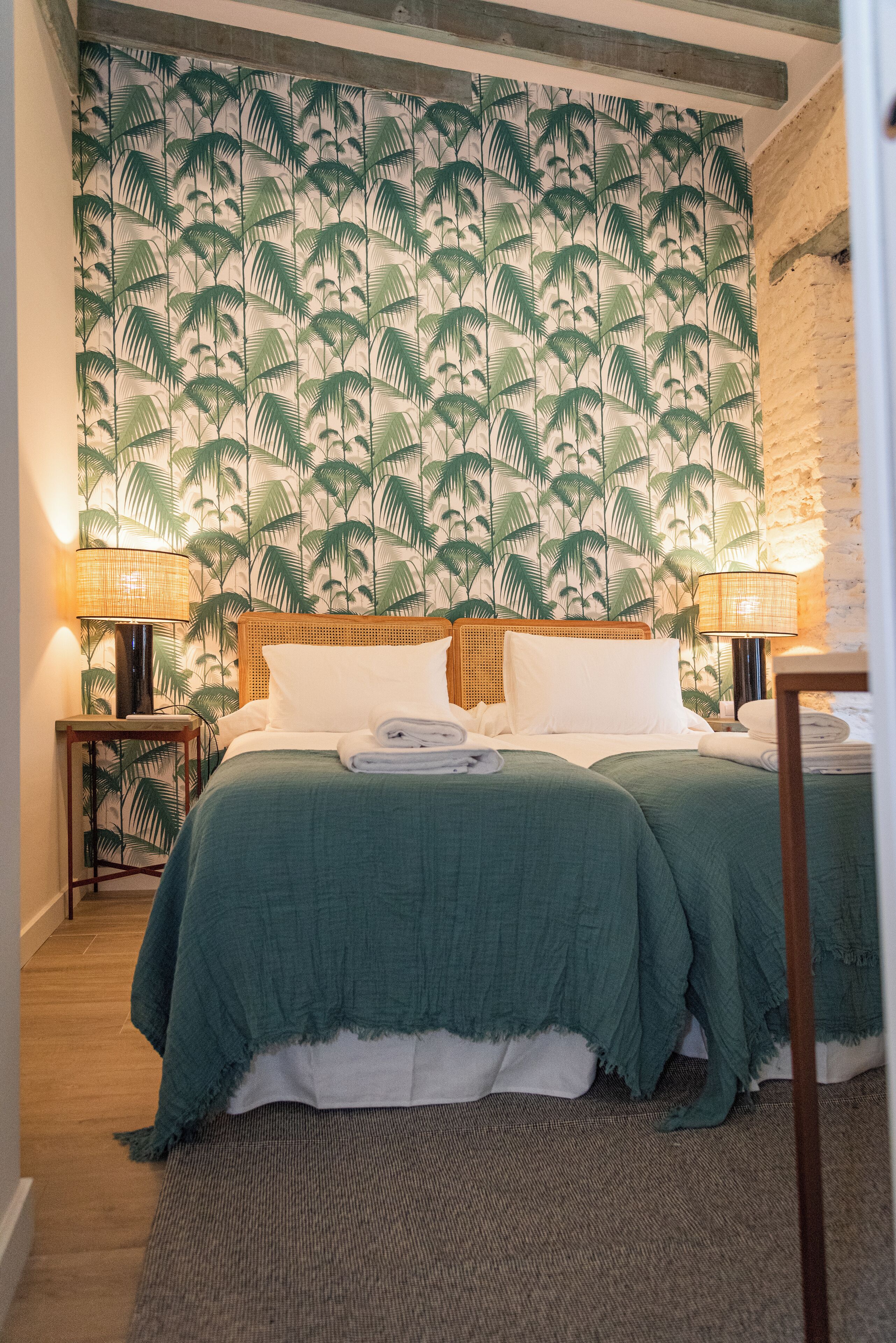 تجهيزات عازلة للصوت ومكواة/لوح كي وواي فاي مجانًا