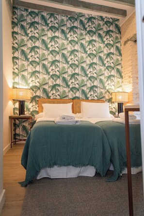 تجهيزات عازلة للصوت ومكواة/لوح كي وواي فاي مجانًا