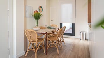 Apartamento con terraza y piscina privada | Living area | Smart TV