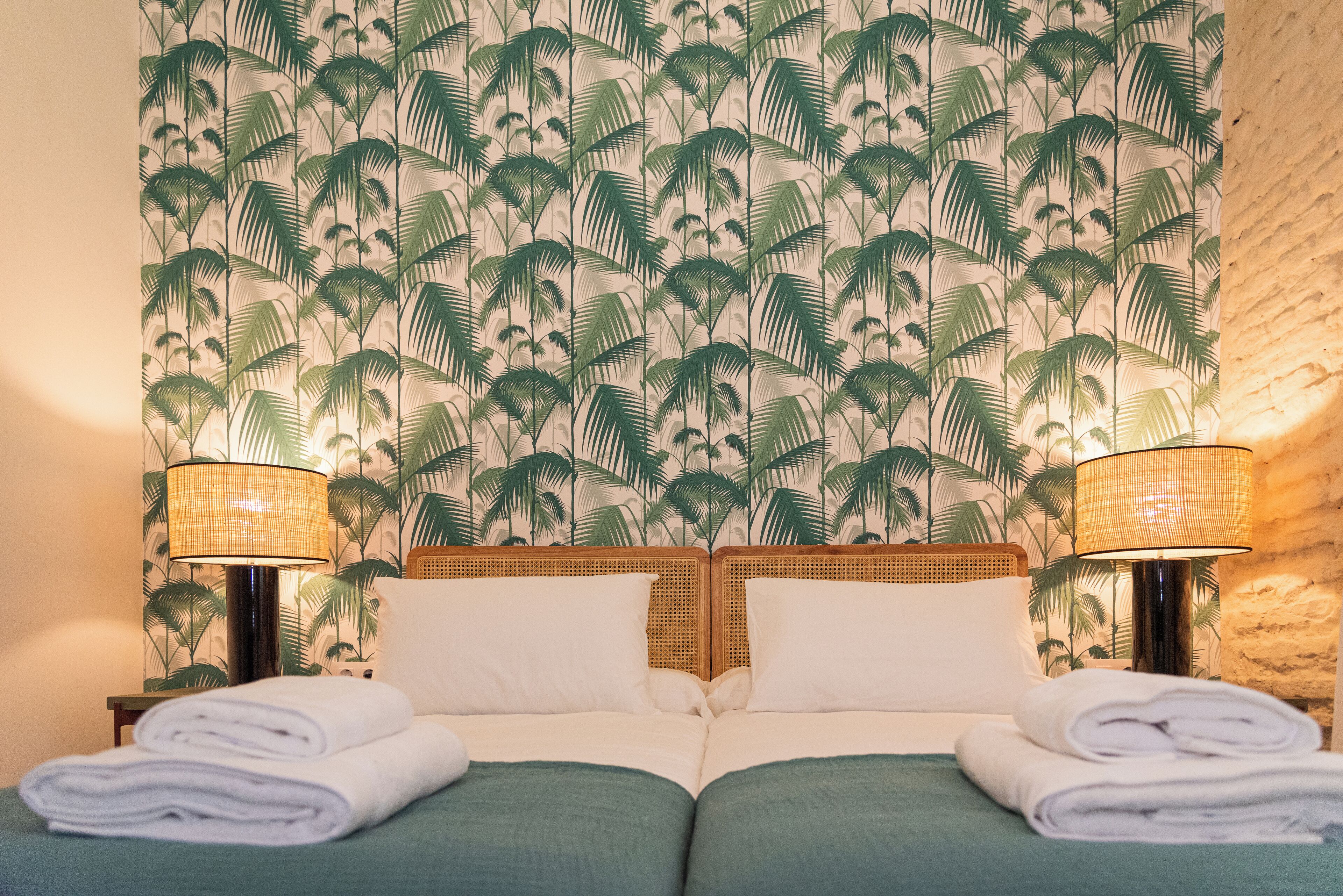 تجهيزات عازلة للصوت ومكواة/لوح كي وواي فاي مجانًا