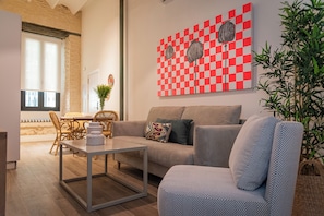 Apartamento Superior - Sin piscina | Oleskelualue | Älytelevisio