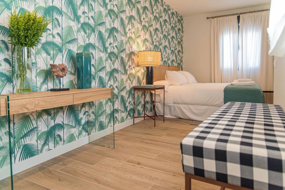 Apartamento con terraza y piscina privada | Quartos à prova de som, ferros/tábuas de passar roupa, Wi-Fi de cortesia