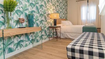 Apartamento con terraza y piscina privada | Soundproofing, iron/ironing board, free WiFi
