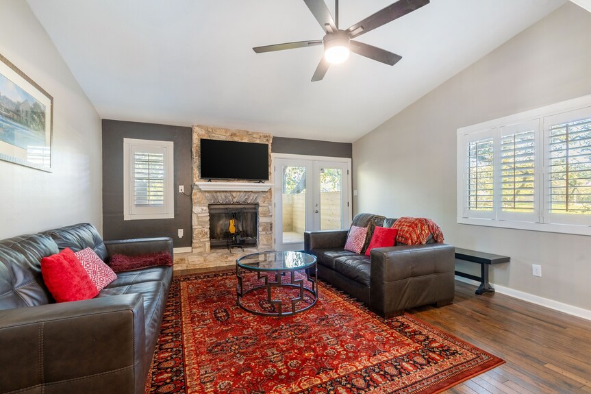4 Mi To Aggieland, Yard & Deck - Bryan, TX