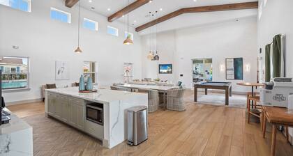 New 5 Star Home Heated Spa BBQ 24hr Gym Wi-Fi min to Cleveland Clinic/ HCA