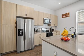 Réfrigérateur, four à micro-ondes, un four, surface de cuisson