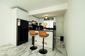 Microondas, horno, placa de cocina
