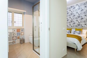 Articles de toilette (gratuits), séchoir à cheveux, serviettes fournies