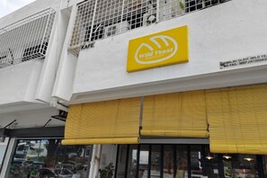 Un bâtiment avec une enseigne jaune sur laquelle on peut lire : « Wild Yase ».