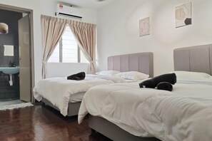 A hotel room with two beds, a bathroom with a sink, and a window with curtains. - Damansara Jaya Petaling Jaya 2 Storey Landed House for 15 Pax (Petaling Jaya)