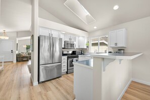 Geladeira, micro-ondas, fogão, cooktop