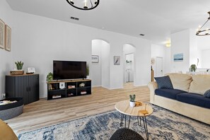 Televisio, kirjoja, työhuone