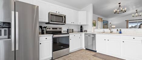 冷蔵庫、電子レンジ、オーブン、コンロ