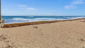 A beach with a clear sky and ocean waves. - Dania Beach Getaway 2 Studios for 6 Guests (Hollywood)