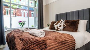 4 bedrooms, iron/ironing board, WiFi, bed sheets