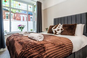 4 bedrooms, iron/ironing board, WiFi, bed sheets