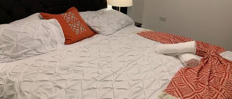 4 habitaciones, tabla de planchar con plancha, wifi y ropa de cama