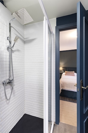 Deluxe kamer, 1 kingsize bed, uitzicht op de binnenplaats | Badkamer | Een douche, een haardroger, handdoeken, zeep