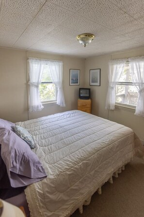 3 bedrooms, desk, iron/ironing board, WiFi