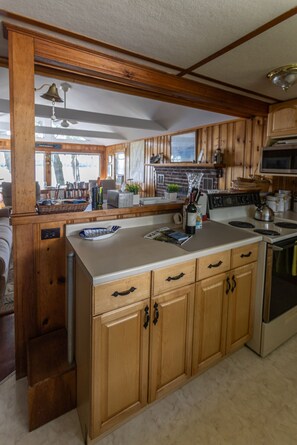 Jääkaappi, mikroaaltouuni, uuni, liesi