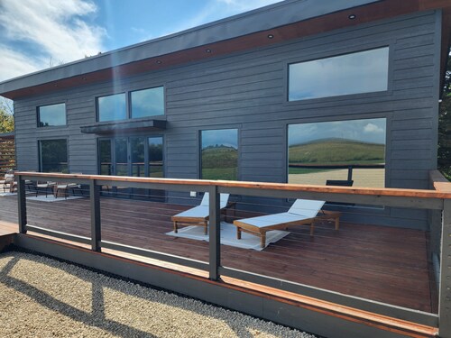 Secluded Modern Cabin with Bluff Views, Hot Tub, Fire Pit.
