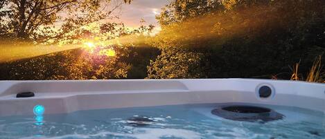 Banyera d'hidromassatge a l'aire lliure