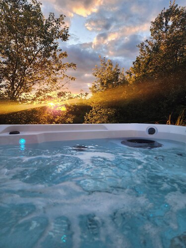 Secluded Modern Cabin with Bluff Views, Hot Tub, Fire Pit.