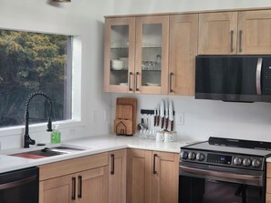 Four Ă  micro-ondes, un four, surface de cuisson, lave-vaisselle