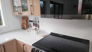 Micro-ondes, four, plaque de cuisson, lave-vaisselle