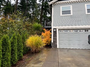 Property grounds - Modern Charming Unit in enjoyable in Clackamas with AC (Clackamas)