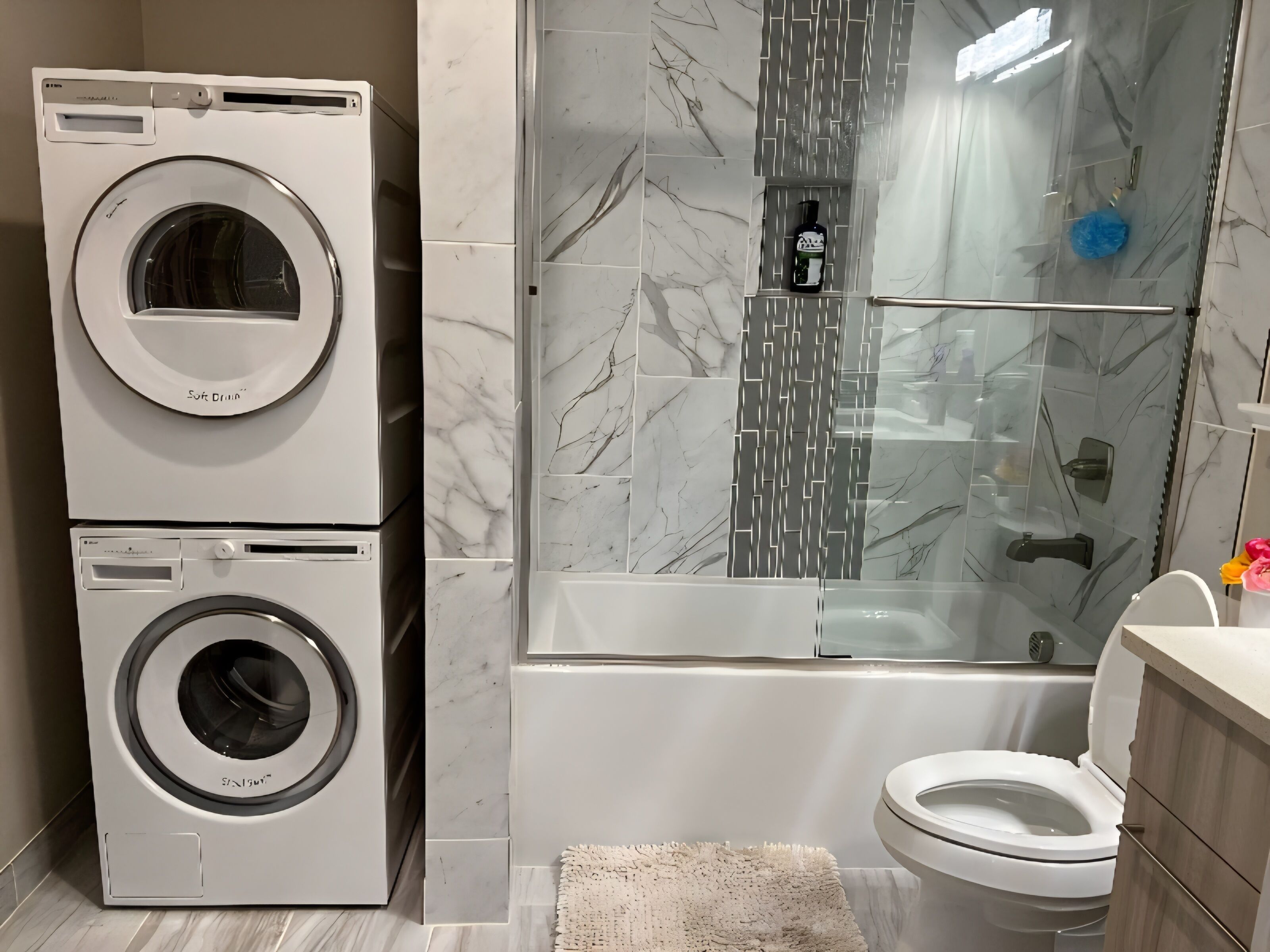Un baño equipado con lavadora, bañera y retrete.