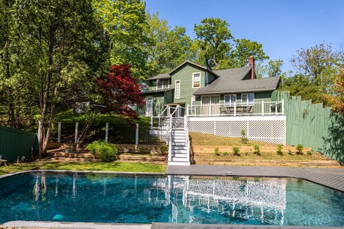 The Ridge House: Hot Tub, Fireplace, WiFi, Deck