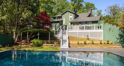 The Ridge House: Hot Tub, Fireplace, WiFi, Deck