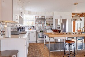 ثلاجة، ميكروويف، فرن، موقد طهي مسطح