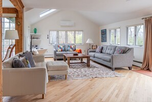 Televisión, chimenea, libros, estéreo