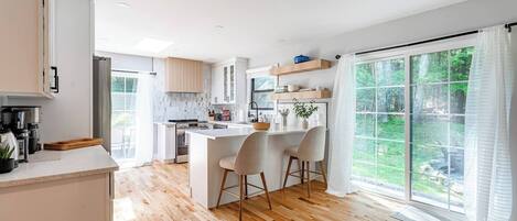 Kjøleskap, mikrobølgeovn, ovn og kokeplater