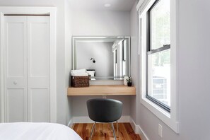 3 bedrooms, desk, iron/ironing board, travel cot - Saugerties View: King Beds, Soaking Tub, Firepit (Saugerties)